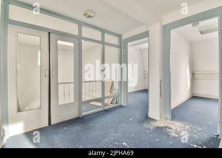 Una camera vuota in stile mansarda accogliente e spaziosa in una casa di lusso Foto Stock