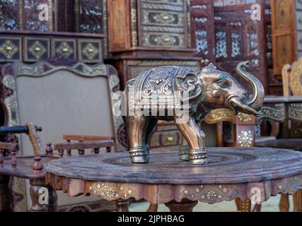 Figurina di rame di un elefante indiano con ornamento nazionale. Souvenir dall'India. Foto Stock