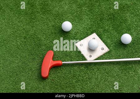 golf club, palla e buca Foto Stock