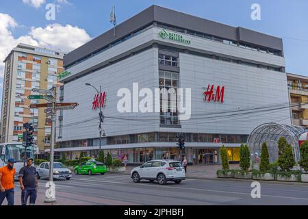 NIS, Serbia - 04 agosto 2022: Hennes e Mauritz Group multinazionale Abbigliamento Fashion Company dal centro di Swedenin Giornata estiva. Foto Stock