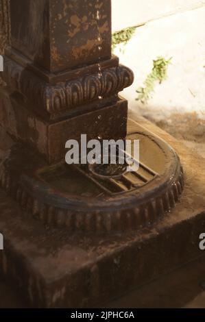 fontana in acciaio, acqua gocciolante, fontana per bere, acciaio forgiato, patina su materiali invecchiati, luce indiretta, messico Foto Stock