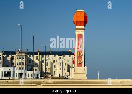 La vista del Lido Beacon torre a Cliftonville, Margate dalla spiaggia Foto Stock