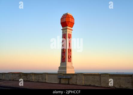 La Torre del Faro del Lido come si vede dalla Terrazza di Ethelbert a Cliftonville, Margate al tramonto Foto Stock