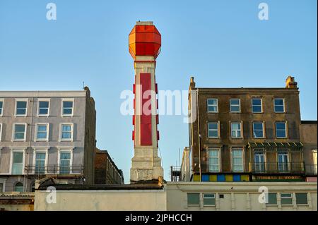 La vista del Lido Beacon torre a Cliftonville, Margate dalla spiaggia Foto Stock