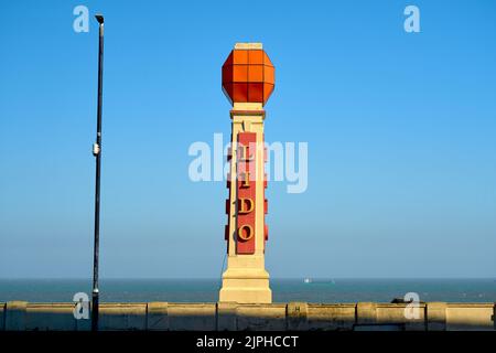 La vista del Lido Beacon torre a Cliftonville, Margate dalla spiaggia Foto Stock