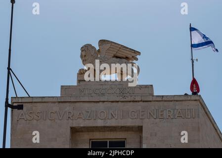 La statua alata del leone Leone di Giuda o il Leone di San Marco sul tetto dell'edificio generali a Gerusalemme, Israele. Foto Stock