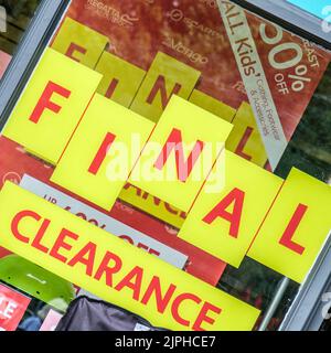 Dorking, Surrey Hills, Londra UK, agosto 18 2022, cartello o poster di liquidazione finale delle scorte di Millets in Una vetrina di High Street Shop durante High Street Retail Foto Stock