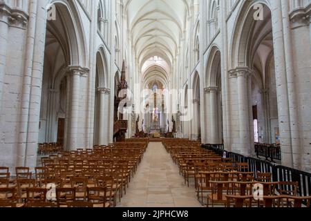 Vista interna di una chiesa luminosa con un design interno semplice Foto Stock