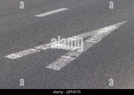 strada asfaltata per il traffico di auto, strada per veicoli con segnaletica bianca sull'asfalto, corsia degli autobus Foto Stock