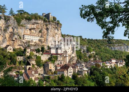 (C) Denis TRASFI / MAXPPP - à Rocamadour le 11-08-2022 - la chapelle Notre-Dame, avec sa statuine de la Vierge noire, et la basilique Saint-Sauveur Foto Stock