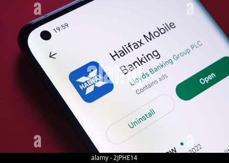App halifax banking visualizzata in Google Play Store sullo schermo dello smartphone su sfondo rosso. Foto ravvicinata con messa a fuoco selettiva. Stafford, Regno Unito Foto Stock