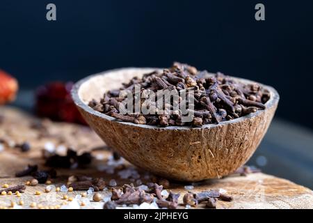 le spezie di chiodi di garofano sul tavolo durante la cottura del cibo, le spezie di chiodi di garofano sono usate per marinading carne ed altri prodotti alimentari Foto Stock