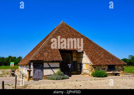 Francia, Cher (18), Berry, Vailly sur Sauldre, grange piramidale typique du Pays Fort, Route Jacques Coeur // Francia, Cher (18), Berry, Vailly sur Saud Foto Stock