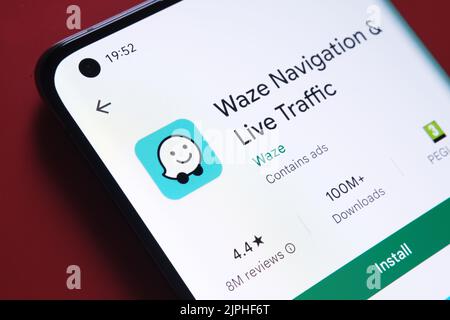 app di navigazione waze visualizzata in Google Play Store sullo schermo dello smartphone su sfondo rosso. Foto ravvicinata con messa a fuoco selettiva. Stafford, Regno Unito Foto Stock