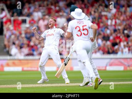 Il ben Stokes inglese festeggia dopo aver preso il wicket di Rassie van der Dussen in Sudafrica per LBW durante il secondo giorno della prima partita LV= Insurance Test a Lord's, Londra. Data immagine: Giovedì 18 agosto 2022. Foto Stock