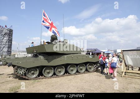 Farnborough, Hants, Regno Unito. 18th ago, 2022. L'esercito britannico ha lasciato famiglie e bambini esplorare il loro hardware al 2022 British Motor Show, tenuto sul sito del famoso Farnborough Airshow Credit: Motofoto/Alamy Live News Foto Stock