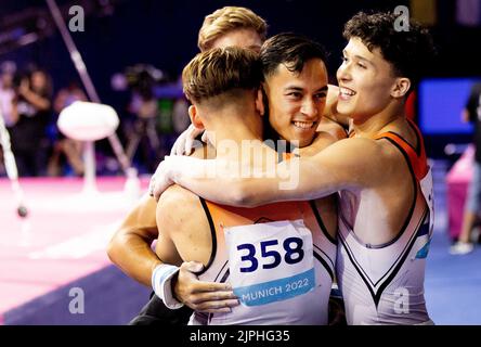 MUNCHEN - Loran de Munck (centro), Jordi Hagenaar (l) e Jermain Gruenberg (r) in azione durante le qualifiche per la ginnastica maschile nell'ottava giornata del Campionato Multi-europeo. La città tedesca di Monaco ospiterà nel 2022 un campionato europeo combinato di vari sport. ANP IRIS VAN DEN BROEK Foto Stock