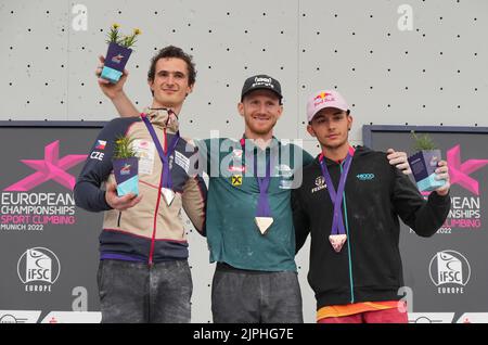 Monaco, Germania. 18th ago, 2022. Arrampicata: Campionato europeo, combinazione Bouldering/Lead, uomini, Königsplatz. Jakob Schubert (M) dall'Austria è felice della medaglia d'oro. La medaglia d'argento è andata ad Adam Ondra (l) dalla Repubblica Ceca e Alberto Gines Lopez dalla Spagna ha preso il bronzo. Credit: Soeren Stache/dpa/Alamy Live News Foto Stock