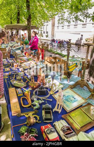 Il mercato delle pulci del sabato mattina lungo il Dijver accanto al canale di Bruges, Belgio Foto Stock