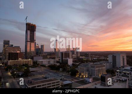 Lo skyline di Austin, Texas, guardando a sud-ovest dal Campidoglio del Texas, in una calda serata estiva ad agosto. Il grande edificio sulla sinistra è il 6th e Guadalupe edificio uffici e residence in costruzione. Foto Stock