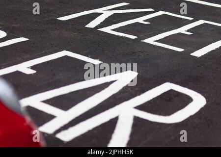 Cartello stradale Keep Clear all'incrocio Foto Stock