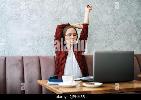 Freelancing per principianti, lavoro come freelancer, orari di lavoro flessibili. Giovane donna candida che lavora come freelancer Foto Stock
