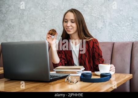 Freelancing per principianti, lavoro come freelancer, orari di lavoro flessibili. Giovane donna candida che lavora come freelancer Foto Stock