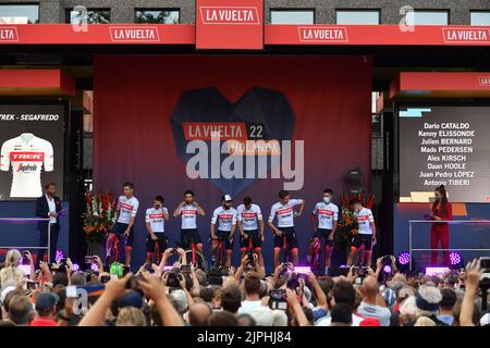 Utrecht, Paesi Bassi. 18th ago, 2022. I piloti Trek-Segafredo sono stati raffigurati alla presentazione del team prima dell'edizione 2022 della 'Vuelta a Espana', Tour della Spagna in bicicletta a Utrecht, Paesi Bassi, giovedì 18 agosto 2022. Domani la Vuelta partirà a Utrecht. BELGA PHOTO LUC CLAESSEN Credit: Belga News Agency/Alamy Live News Foto Stock