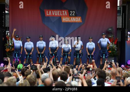 Utrecht, Paesi Bassi. 18th ago, 2022. I piloti di Astana Qazaqstan hanno illustrato alla presentazione del team prima della 2022° edizione del 'Vuelta a Espana', Tour di Spagna in bicicletta a Utrecht, Paesi Bassi, giovedì 18 agosto 2022. Domani la Vuelta partirà a Utrecht. BELGA PHOTO LUC CLAESSEN Credit: Belga News Agency/Alamy Live News Foto Stock