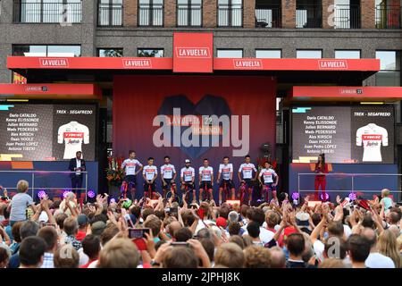 Utrecht, Paesi Bassi. 18th ago, 2022. I piloti Trek-Segafredo sono stati raffigurati alla presentazione del team prima dell'edizione 2022 della 'Vuelta a Espana', Tour della Spagna in bicicletta a Utrecht, Paesi Bassi, giovedì 18 agosto 2022. Domani la Vuelta partirà a Utrecht. BELGA PHOTO LUC CLAESSEN Credit: Belga News Agency/Alamy Live News Foto Stock