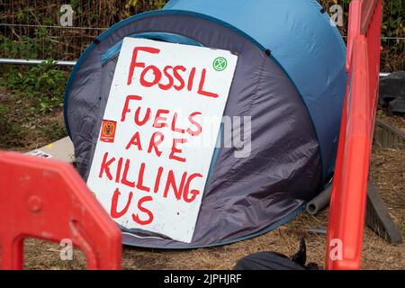 Chertsey, Surrey, Regno Unito. 18th agosto, 2022. Un esperto tunneler attivista del clima, Scott Breen, noto come Digger, ha scavato un tunnel a Chertsey negli ultimi 18 giorni su un terreno dove esso (ExxonMobil) sta costruendo un nuovo gasdotto per il carburante dell'aviazione per Londra Heathrow. Di conseguenza, tutto il lavoro si è fermato sul sito ed esso ha assicurato un'ingiunzione provvisoria sulla zona in cui il tunnel sta significando l'imminente sfratto. Credit: Maureen McLean/Alamy Live News Foto Stock