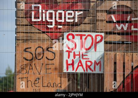 Chertsey, Surrey, Regno Unito. 18th agosto, 2022. Un esperto tunneler attivista del clima, Scott Breen, noto come Digger, ha scavato un tunnel a Chertsey negli ultimi 18 giorni su un terreno dove esso (ExxonMobil) sta costruendo un nuovo gasdotto per il carburante dell'aviazione per Londra Heathrow. Di conseguenza, tutto il lavoro si è fermato sul sito ed esso ha assicurato un'ingiunzione provvisoria sulla zona in cui il tunnel sta significando l'imminente sfratto. Credit: Maureen McLean/Alamy Live News Foto Stock