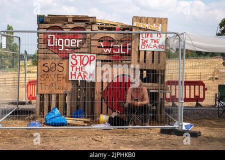 Chertsey, Surrey, Regno Unito. 18th agosto, 2022. Un esperto tunneler attivista del clima, Scott Breen, noto come Digger, ha scavato un tunnel a Chertsey negli ultimi 18 giorni su un terreno dove esso (ExxonMobil) sta costruendo un nuovo gasdotto per il carburante dell'aviazione per Londra Heathrow. Di conseguenza, tutto il lavoro si è fermato sul sito ed esso ha assicurato un'ingiunzione provvisoria sulla zona in cui il tunnel sta significando l'imminente sfratto. Credit: Maureen McLean/Alamy Live News Foto Stock