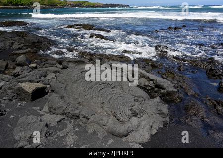 Punaluu Black Sand Beach, Hawaii Grande isola Foto Stock