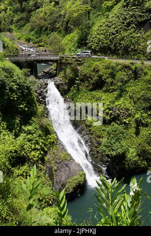 Strada per la cascata di Hana, con auto, miglio 21, Maui, Hawaii Foto Stock