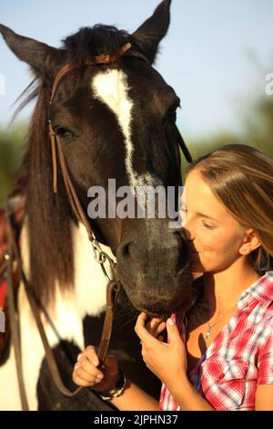 felice, cavallo, amore animale, crine donna, happies, cavalli, amori animali, cavalieri, cavalieri Foto Stock