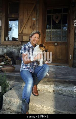 donna, felice, amore animale, scena rurale, femmina, signore, signora, donne, happies, amori animali, paese, vita di paese, rurale, scene rurali Foto Stock