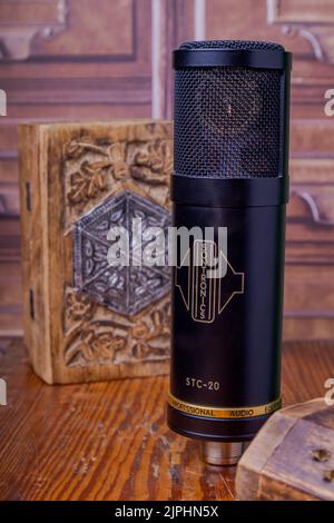 Un microfono a condensatore da studio a diaframma grande Sontronics STC-20 nero Foto Stock