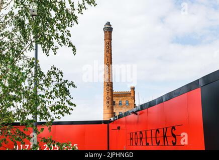 L'iconico camino e la torre dell'orologio, punti di riferimento della vecchia fabbrica di Horlicks, ora rinominata quartiere di Horlicks, Slough, Berkshire, Regno Unito Foto Stock