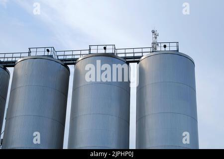 tre silos o serbatoi di birra generalmente utilizzati per la conservazione di orzo o birra fermata Foto Stock