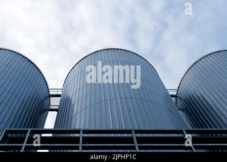 tre silos o serbatoi di birra generalmente utilizzati per la conservazione di orzo o birra fermata Foto Stock