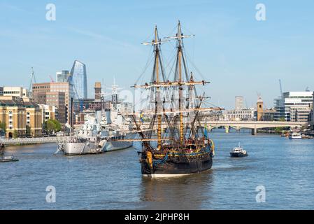 Goteborg di Svezia, replica a vela della svedese East Indiaman Goteborg i, in visita a Londra, Regno Unito. Skyline di Londra e HMS Belfast Foto Stock