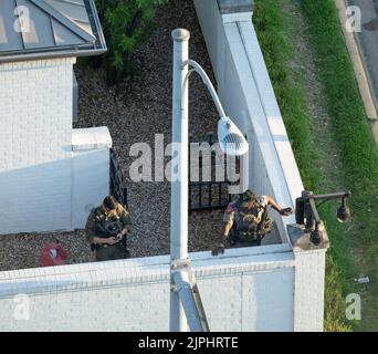 I soldati pesantemente armati del Dipartimento della pubblica sicurezza del Texas fanno una pattuglia di routine dei terreni della residenza del Governatore ad Austin. La sicurezza intorno al palazzo è stata notevolmente colta dopo un incendio di arson il 8 giugno 2008 quasi distrutto l'edificio. Foto Stock