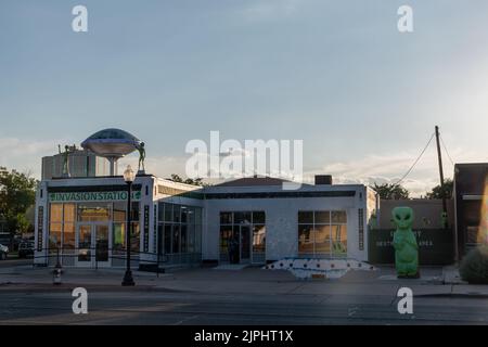 Negozio di souvenir a tema alieno nel centro di Roswell, New Mexico, in estate al tramonto Foto Stock