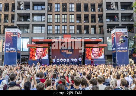 2022-08-18 19:14:10:19 UTRECHT - immagine atmosferica di Alejandro Valverde della squadra ciclistica Movistar durante la presentazione della squadra di la Vuelta su Vredenburgplein. Le prime tre fasi della gara ciclistica spagnola si terranno a Utrecht, Den Bosch e Breda. ANP VINCENT JANNINK olanda fuori - belgio fuori Foto Stock