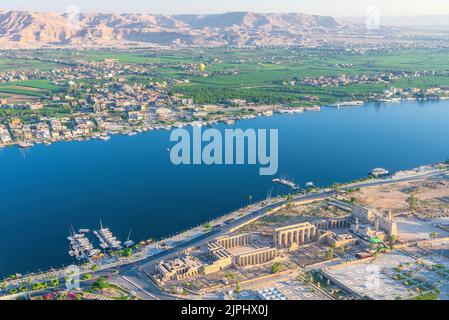 Luxor, Egitto; 18 agosto 2022 - il bellissimo Tempio di Luxor nel mezzo della città di Luxor, Egitto. Foto Stock