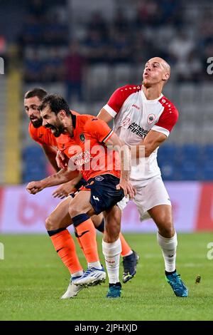 Istanbul, Turchia. 18th ago, 2022. Leo Duarte di Basaksehir, Michael Frey di Anversa e Berkay Ozcan di Basaksehir, raffigurati in azione durante la partita tra la squadra turca Istanbul Basaksehir e la squadra di calcio belga Royal Antwerp FC, prima tappa nei play-off per il concorso UEFA Conference League, giovedì 18 agosto 2022 a Istanbul, Turchia. FOTO DI BELGA DIRK WAEM Credit: Agenzia Notizie di Belga/Alamy Live News Foto Stock