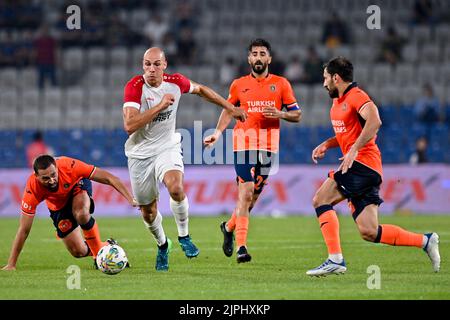 Istanbul, Turchia. 18th ago, 2022. Leo Duarte di Basaksehir, Michael Frey di Anversa, Berkay Ozcan di Basaksehir e Mahmut Tekdemir di Basaksehir, raffigurati in azione durante la partita tra la squadra turca Istanbul Basaksehir e la squadra di calcio belga Royal Antwerp FC, prima tappa nei play-off per il concorso UEFA Conference League, giovedì 18 agosto 2022 a Istanbul, Turchia. FOTO DI BELGA DIRK WAEM Credit: Agenzia Notizie di Belga/Alamy Live News Foto Stock