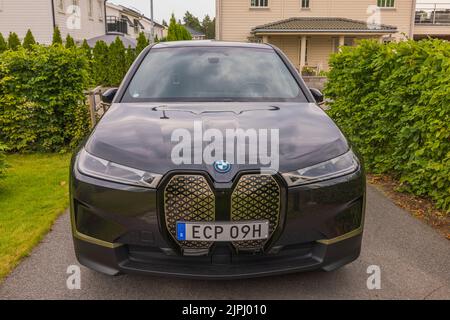 Bella vista frontale di BMW IX40 nero auto modello elettrico. Svezia. Foto Stock