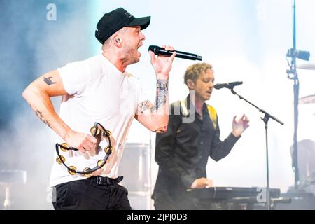 Vista sulle montagne, Stati Uniti. 17th ago, 2022. Ryan Tedder e Brent Kutzle- OneRepublic si esibisce a sostegno della pubblicazione 'Human' del gruppo presso lo Shoreline Amphitheater il 17 agosto 2022 a Mountain View, California. Foto: Chris Tuite/imageSPACE/Sipa USA Credit: Sipa USA/Alamy Live News Foto Stock